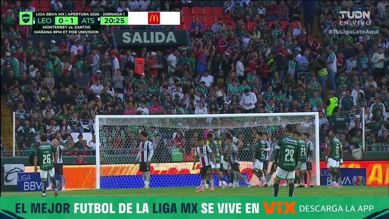 ¡El esférico se pasea por el área chica! Se salva el Atlas del empate