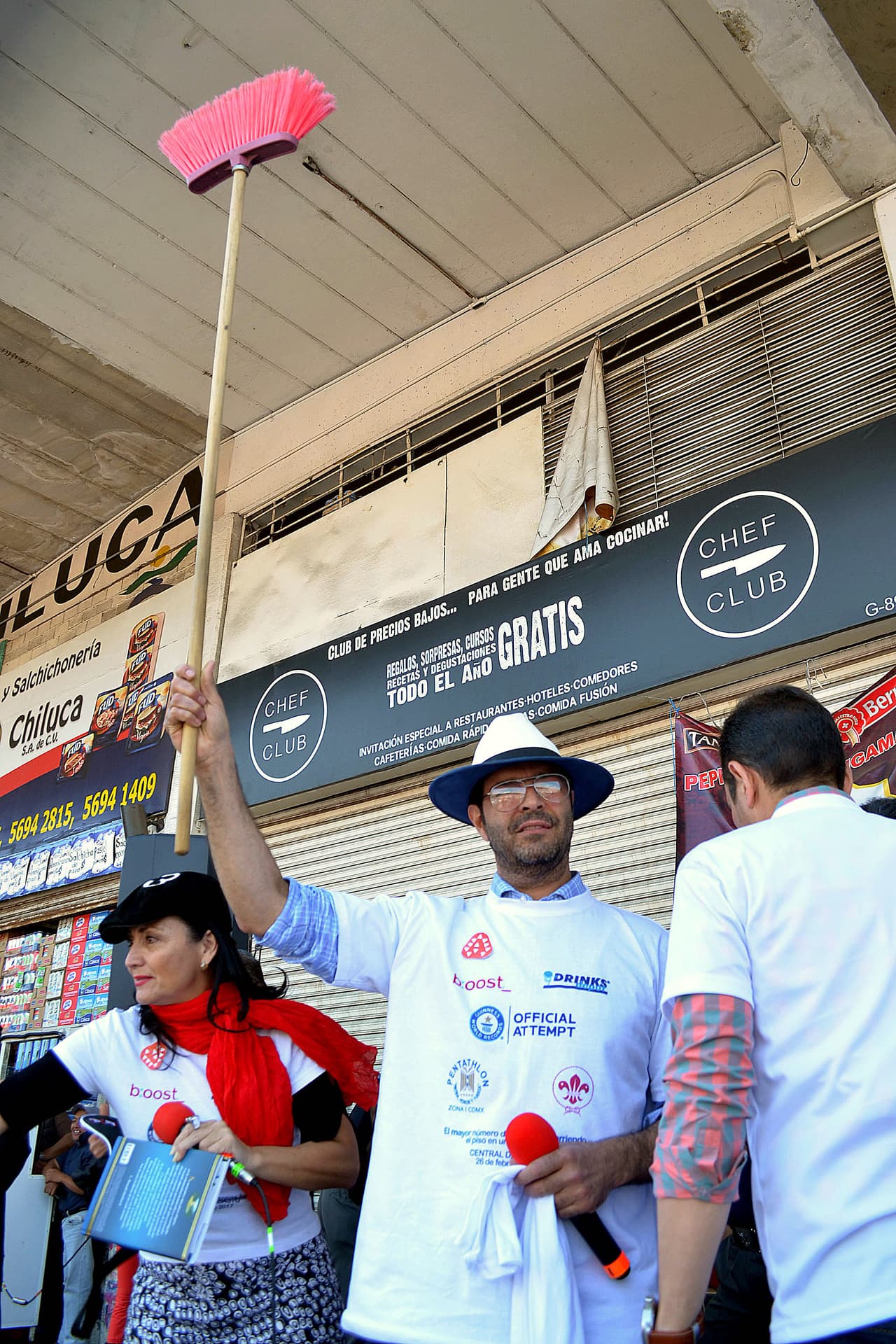 Al lugar llegaron trabajadores de la Central de Abastos, seguidores del cantante, así como barrenderos de la ciudad.