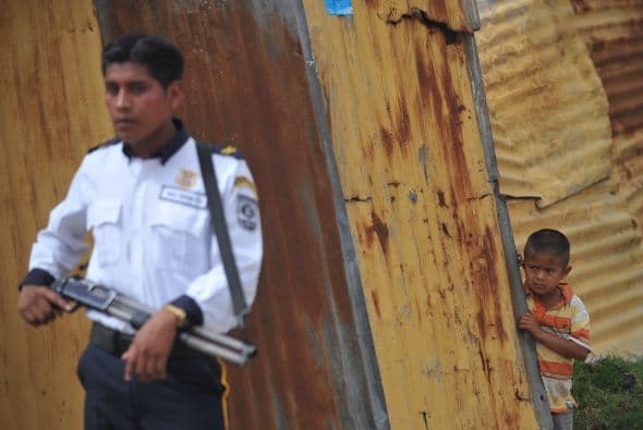 Autoridades dicen que los atacantes ingresaron por la fuerza a la residencia y dispararon de forma indiscriminada en contra de los moradores, matando a cuatro de ellos y provocando heridas a otros cuatro.