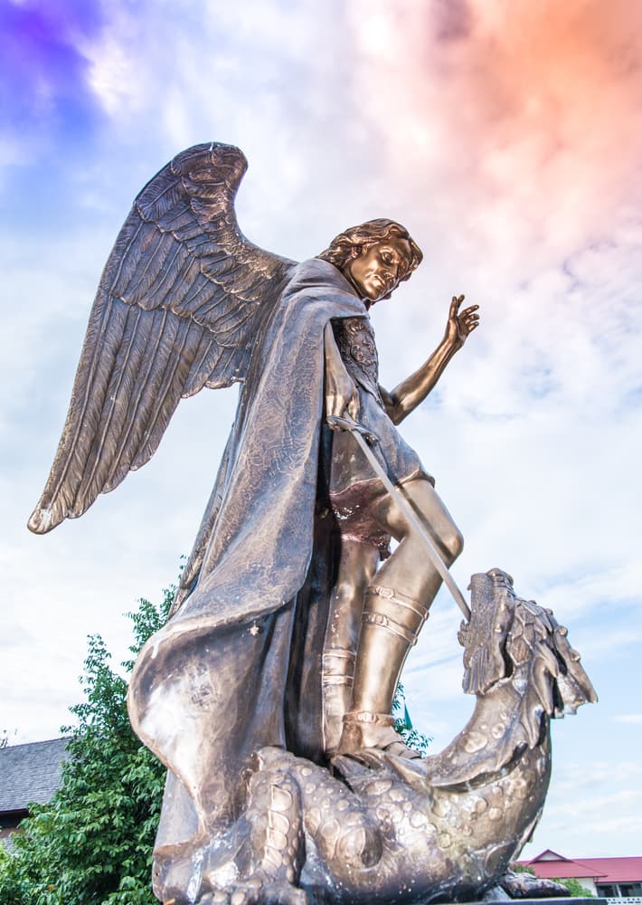 El arcángel Miguel nos ayuda a liberarnos de la oscuridad, del miedo, a tener fuerza de voluntad para enfrentarnos a los desafíos que nos presenta la vida, a tener fe y seguridad en el gran poder del bien y de nuestro Señor. En sí, simboliza la protección que tenemos de Dios que puede vencer cualquier adversidad.