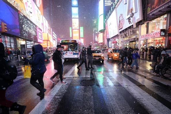 A través de redes sociales, usuarios compartieron
<a href="https://twitter.com/brianstelter/status/1207410914422599681?s=20" target="_blank">videos</a> del momento excato en que la tormenta cubría la ciudad a gran velocidad.