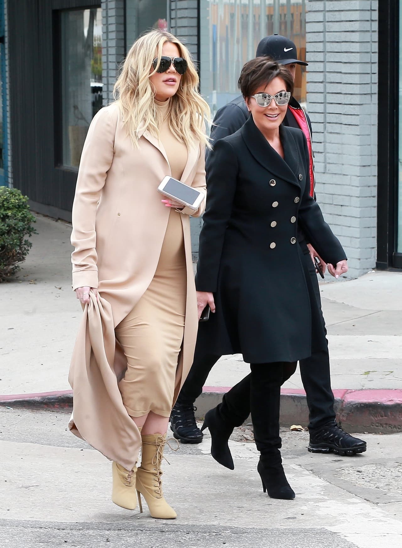 "Y me desperté con la cama temblando y estaba demasiado asustada para irme, así que tuve que esperar todo".
<br>