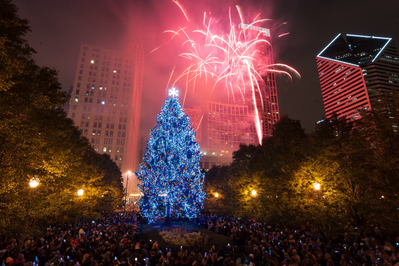 La alcaldesa, Lori E. Lightfoot, y el Departamento de Asuntos Culturales y Eventos Especiales (DCASE) informaron que la familia Benavides, del vecindario Logan Square, donó el Árbol de Navidad para conmemorar 108 años de esta tradición anual de la ciudad de Chicago.
