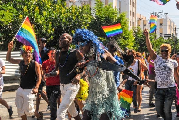 Tomados de las manos, la mayoría hombres, algunos travestis y también heterosexuales, con pelucas rojas, azules, amarillas o verdes y banderas con los colores del arco iris o el emblema cubano, bailaron la tradicional conga cubana saliendo del Malecón y por la céntrica calle La Rampa de la capital.