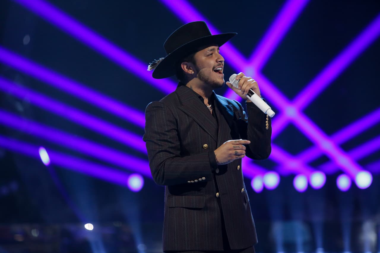 Llamó la atención su look, con un sombrero similar al que usaba el actor mexicano Germán Valdés ´Tin Tán' en sus películas, y el cual se caracterizaba por incluir una pluma en una de las orillas.