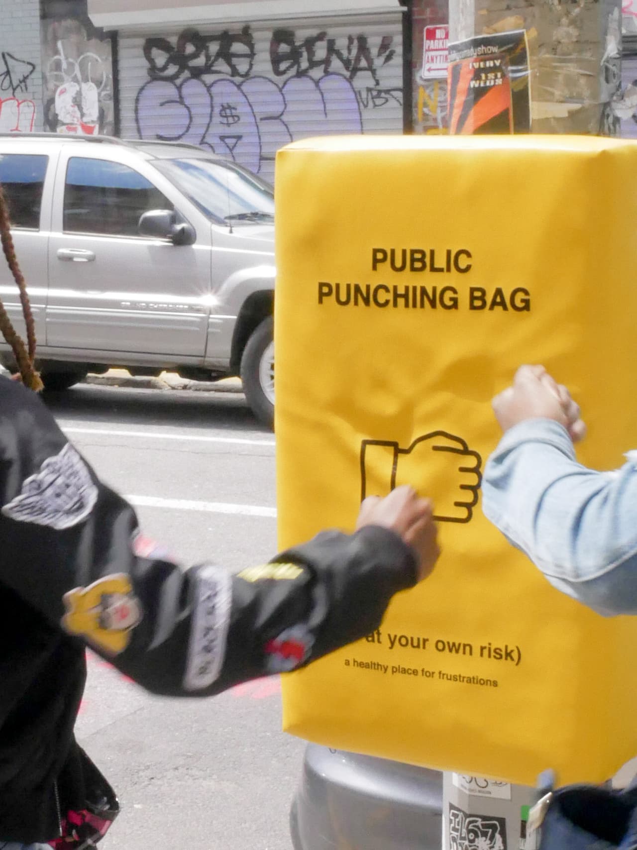 Algunos residentes de Nueva York ponen a prueba el saco de boxeo instalado en una esquina de la ciudad. "Para la semana del diseño de este año, decidimos diseñar algo para el público. El concepto explora el uso de espacios comunes para las drenar las emociones que todos enfrentamos”, se lee en el comunicado de prensa publicado por el estudio 'donttakethisthewrongway’, que quiere decir ‘no tomes esto de forma equivocada’, en español.