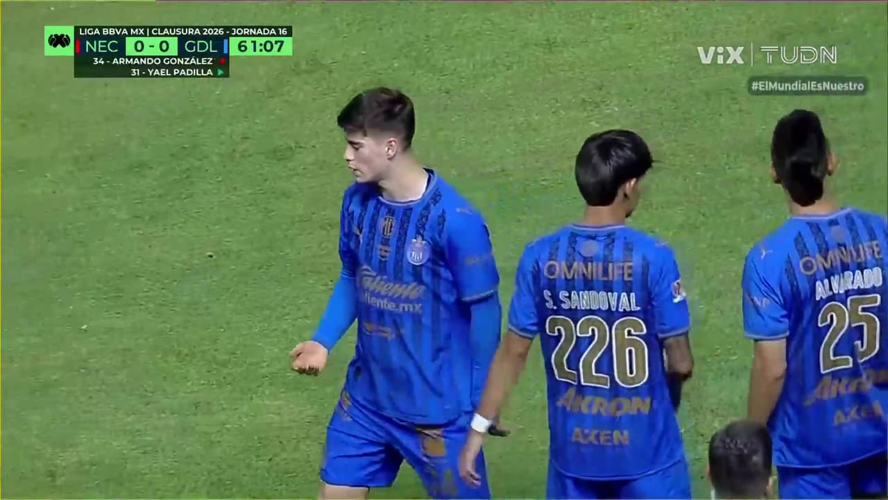 ¡Se va la Hormiga! El delantero mexicano abandona el campo sin gol