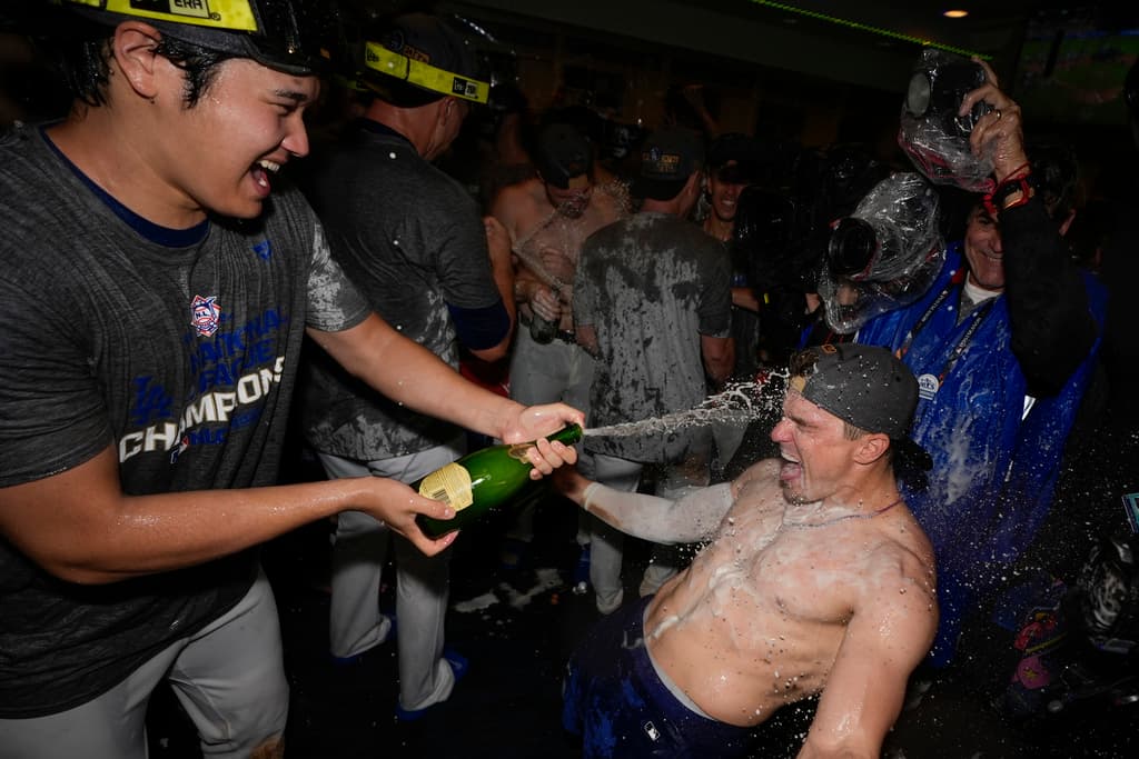 Tan reciente como este domingo 20, Shohei Ohtani celebraba 
<b><a href="https://www.univision.com/local/los-angeles-kmex/dodgers-de-los-angeles-celebran-pase-serie-mundial-imagenes-cuentan-todo-fotos" target="_blank">el pase de los Dodgers de Los Ángeles a la Serie Mundial</a></b> bañando en champán a su compañero de equipo Kike Hernández. Un momento muy similar al que protagonizó Valenzuela, hace 43 años.