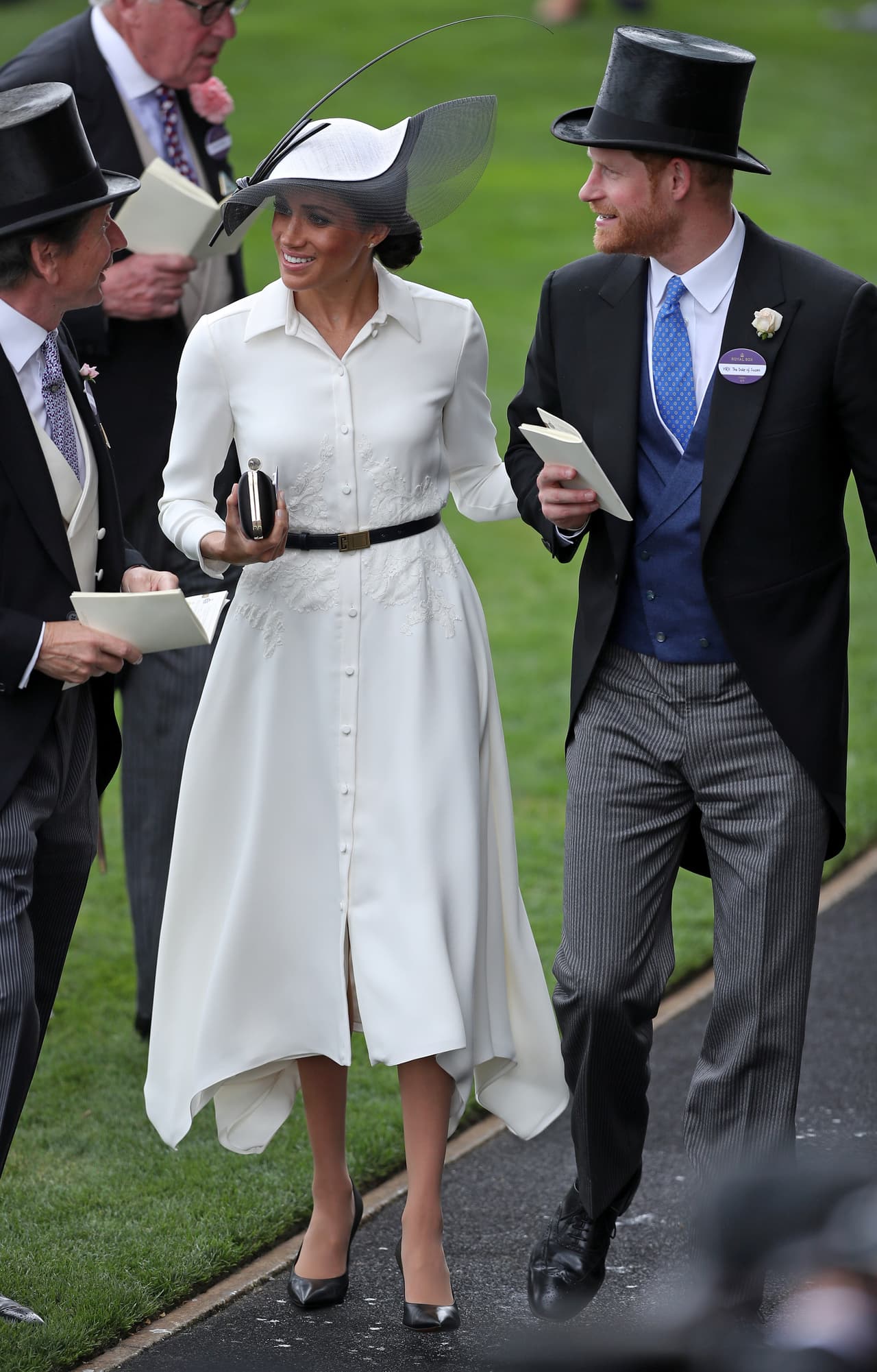 <b>19 de junio, 2018. </b>Para su primera aparición en la tradicional carrera real de Ascot, Meghan lució un simple 
<a href="https://www.univision.com/entretenimiento/meghan-markle-luce-su-mejor-sombrero-en-ascot-y-confirma-su-nueva-marca-favorita">atuendo bicolor</a>: vestido camisero blanco hecho a medida de Givenchy y accesorios de la misma marca en negro. Además escogió un espectacular sombrero de Philip Treacy.
<br>
<br>
<b><a href="https://www.univision.com/entretenimiento/meghan-markle-luce-su-mejor-sombrero-en-ascot-y-confirma-su-nueva-marca-favorita">Costo estimado del outfit completo: $17,091.</a></b>