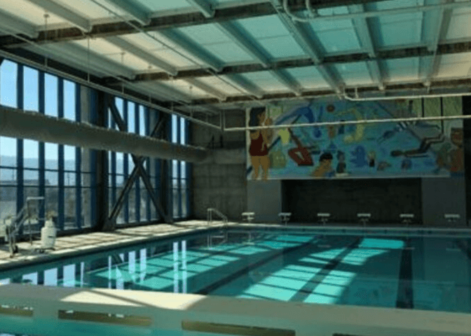 La piscina 
<a href="https://sfrecpark.org/destination/hamilton-rec-center/hamilton-pool/" target="_blank">Hamilton</a>, ubicada entre las calles Geary y Steiner en San Francisco. Esta nueva e impresionante instalación de natación cuenta con una gran piscina climatizada y no uno, sino dos toboganes de agua interiores, los únicos en la ciudad.