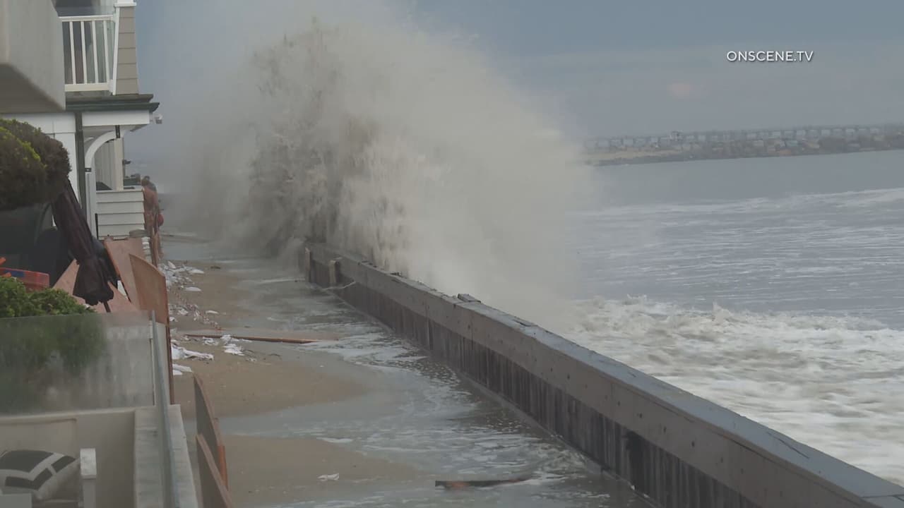 Unas 20 viviendas en Long Beach fueron evacuadas como medida de precaución después de que el fuerte oleaje provocara daños en el muro de contención. Inspectores del Departamento de Construcción evaluaron la integridad estructural de las casas afectadas.
<br>