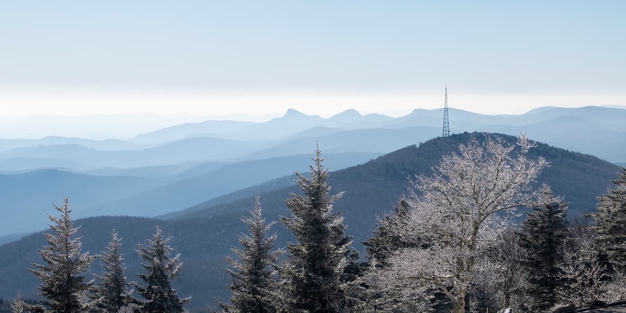Disfruta de las vistas más extensas en las montañas Blue Ridge. El invierno trae muchos días despejados con cielos azules profundos sin la bruma de la mayoría de los días de verano.