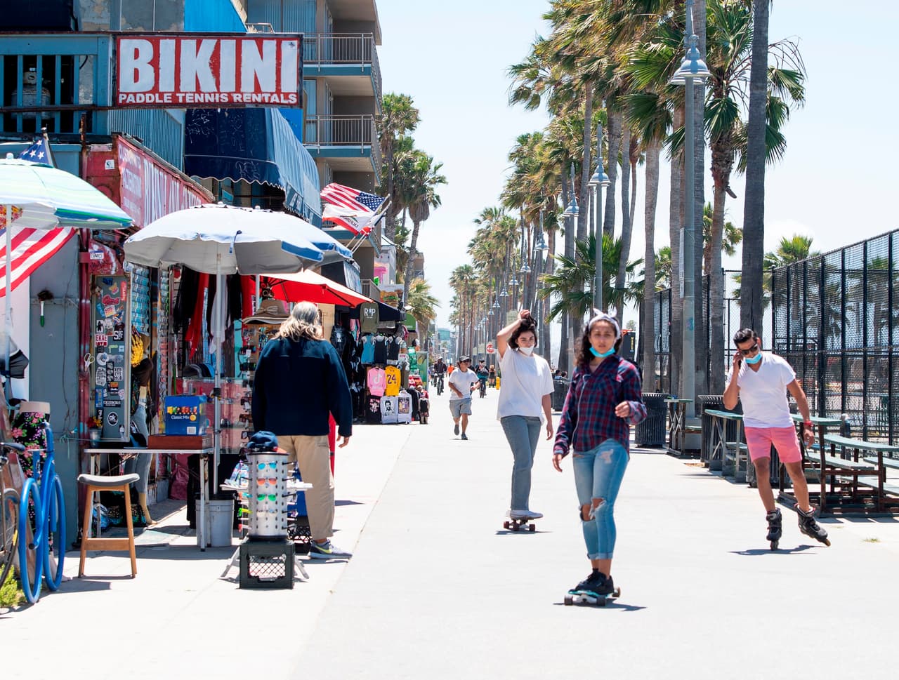 Por lo tanto los CDC recomendaron el uso de mascarillas de tela en lugares públicos, como una medida de protección para no propagar el virus y así evitar que las personas que ya podrían tenerlo y no lo saben "transmitan el virus a los demás".