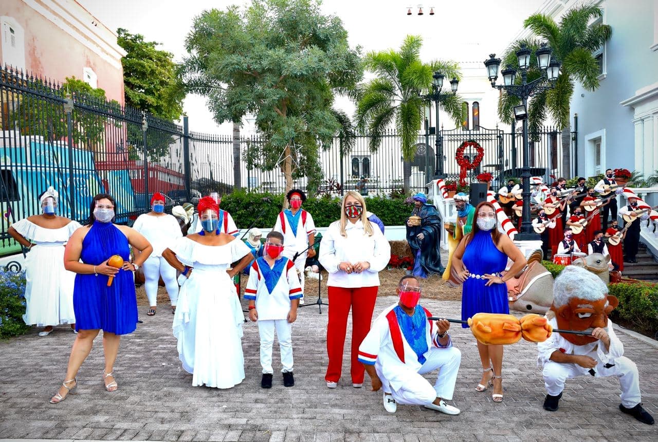 La gobernadora Wanda Vázquez inició la tarde de este miércoles la Navidad con el encendido de la decoración navideña que engalana La Fortaleza para el disfrute de todos en Puerto Rico.