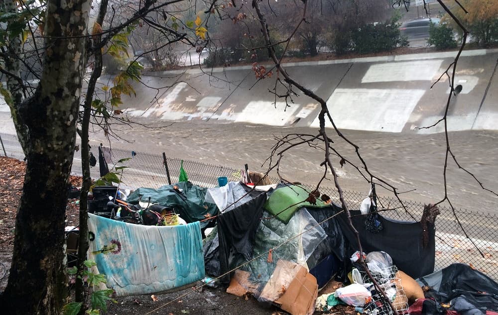 Un campamento de desamparados abandonado junto al Arroyo Seco en el norte de Los Ángeles
