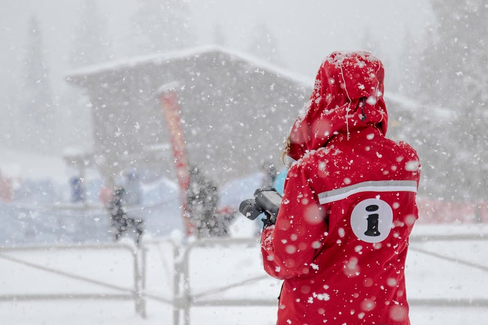 Un empleado del Northstar California Resort bajo la nieve caída en Truckee