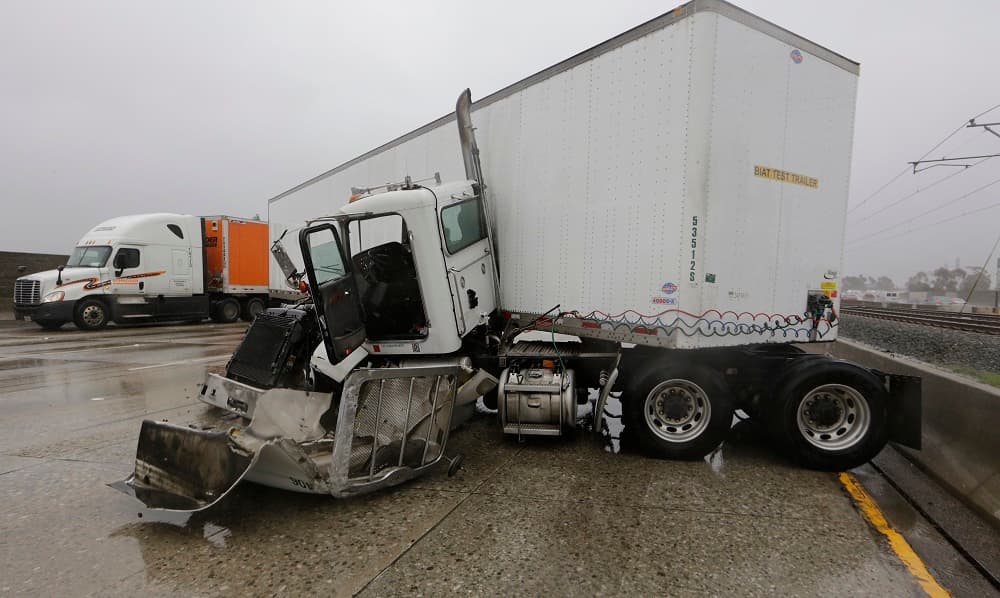 Las condiciones de la carretera pudieron provocar un accidente múltiple en Sierra Madre Blvd.