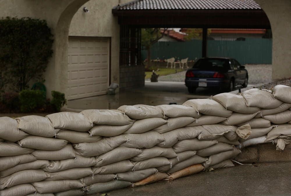 Un garaje en Glendora protegido ante las posibles inundaciones por El Niño.