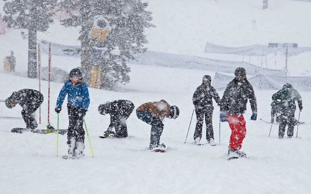 Esquiadores en Northstar California Resort disfrutan de la nieve que ha llenado las pistas de Truckee