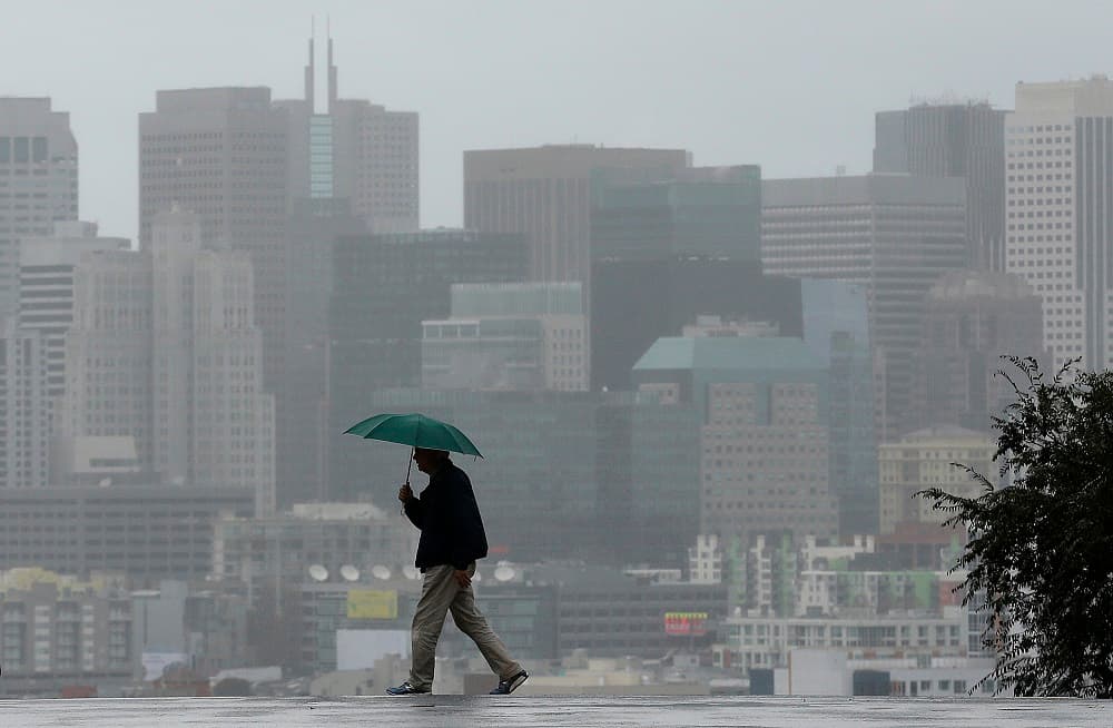 Un paseante bajo la lluvia en San Francisco