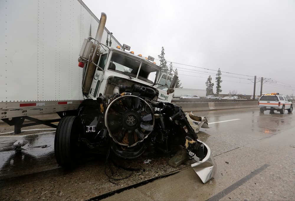 Las autoridades investigan un accidente múltiple que se produjo en Sierra Madre Blvd. en Pasadena durante la tormenta.