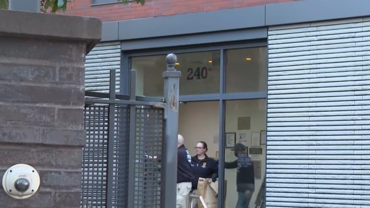 El homicidio de la mujer se registró en el 9no piso del edificio, ubicado en el 240 de la W 177th Street, cerca del puente George Washington. 
<b>Según vecinos, vivía allí gracias a un programa del gobierno que brinda apartamentos a personas desamparadas</b>.