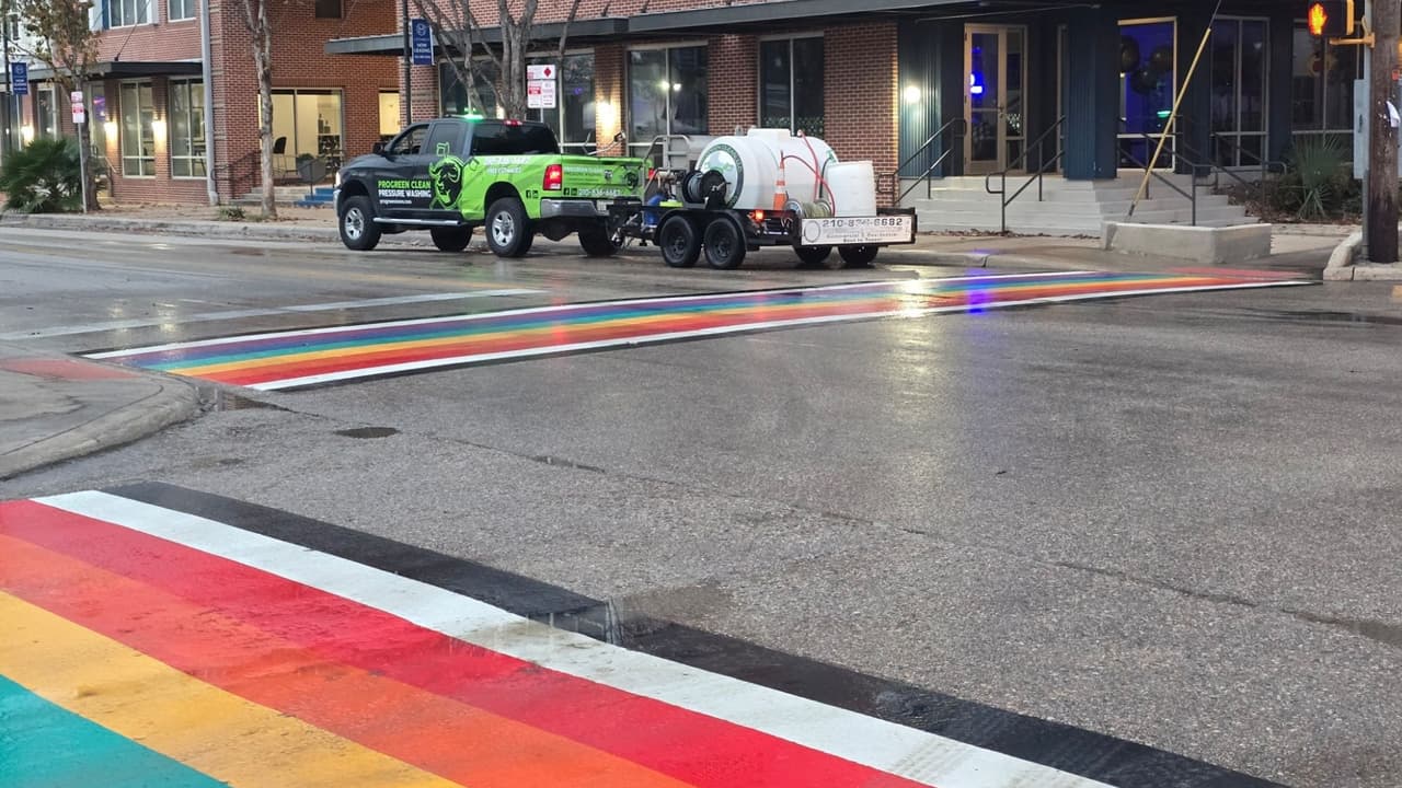 Jueza rechaza demanda contra proyecto de banquetas arcoíris en San Antonio