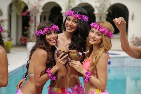 Las chicas disfrutaron de una sesión de fotos muy tropicales bajo el sol de Miami. Las finalistas pasaron una tarde de fiesta y regalaron sus mejores poses para todos los fans que las estarán apoyando en esta nueva aventura. Aleyda, Alina, Ali, Carolina, Gabriela, Josephine, María, María Elena, Nabila, Prissila, Valeria o Yesenia... ...¿Cuál es tu hawaiana favorita?