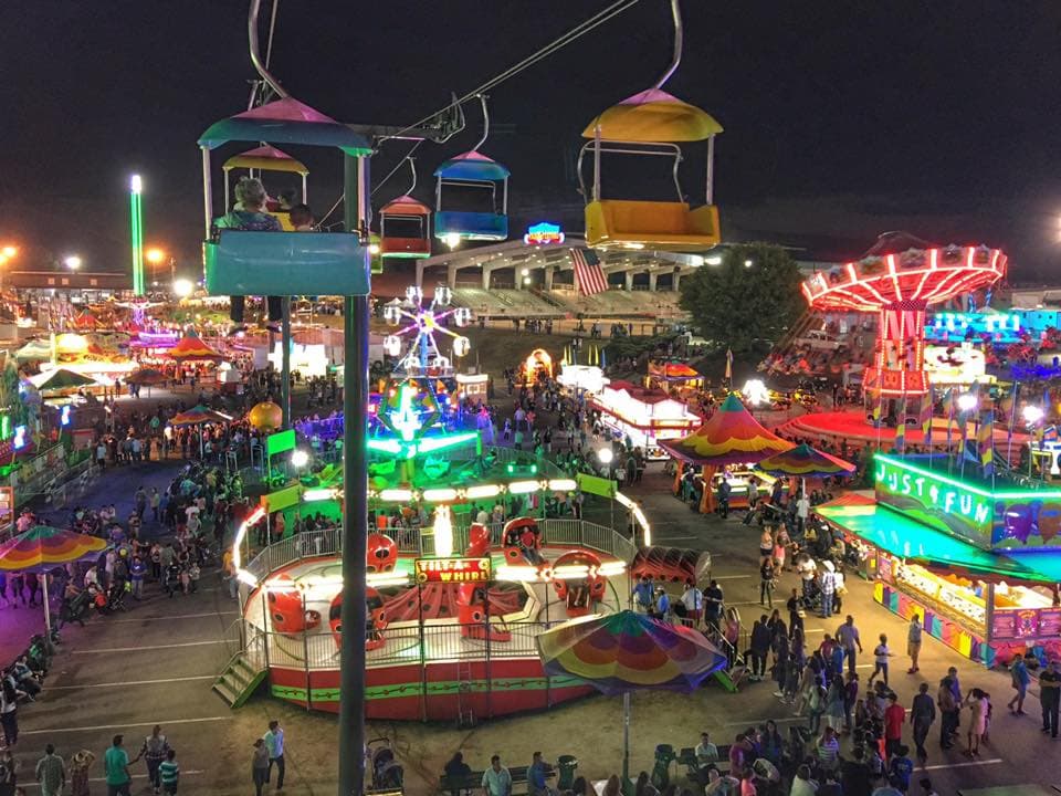 <b>Cumming Country Fair & Festival</b>
<br>
<br>
<b>Fechas</b>: 5 al 15 de octubre
<br>
<b>Lugar</b>: City of Cumming Fairgrounds. 235 Castleberry Rd. Cumming, GA. 
<br>
<b>Sitio web</b>: 
<a href="https://cummingfair.squarespace.com/cumming-country-fair-festival-2">https://cummingfair.squarespace.com/cumming-country-fair-festival-2</a> 
<br>
<br>Feria anual de otoño en Cumming Fairgrounds que cuenta con atracciones de carnaval, comida festiva, conciertos, espectáculos de animales, otras actuaciones y más.