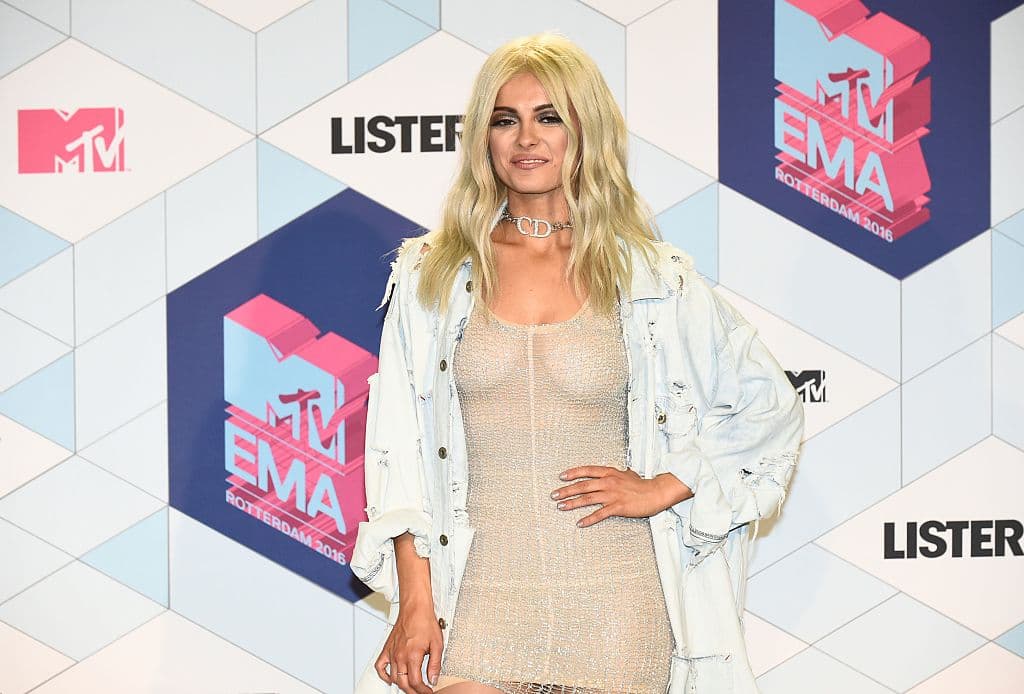 La host Bebe Rexha posa para las cámaras antes del show.