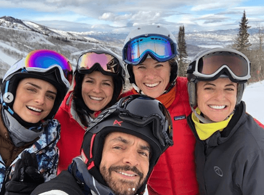 Eugenio Derbez y su familia aprovecharon esta época decembrina para reunirse con amigos y disfrutar de un día lleno de aventura en Park City Mountain, ubicado en Utah.