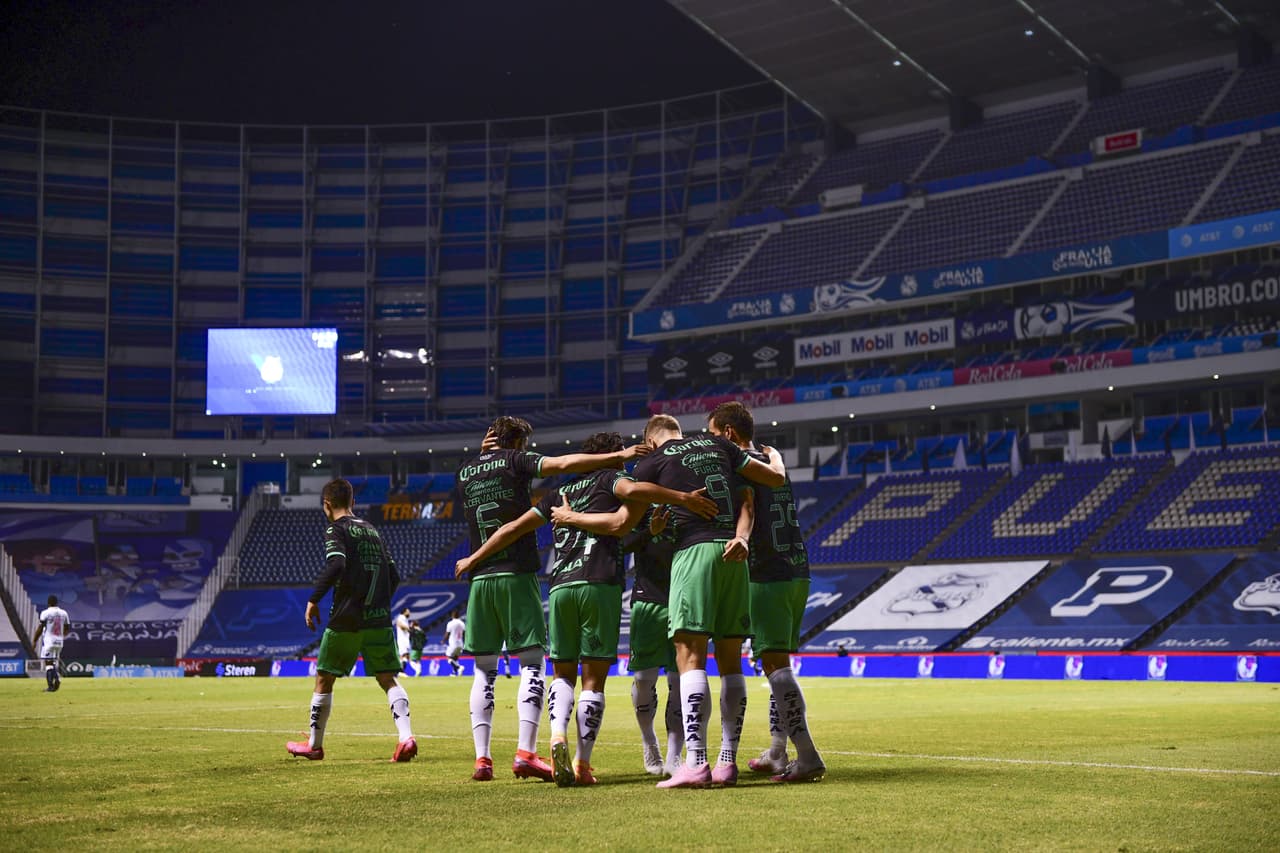 Santos celebrando su victoria en el Estadio Cuauhtémoc