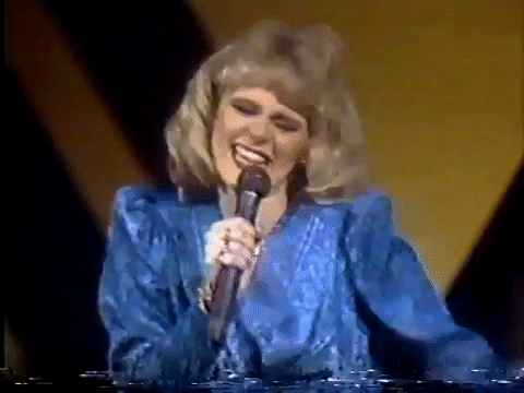 Lo mismo le pasó a Erika Buenfil en 1985, y tras protagonizar la novela 'Angélica' lanzó su primer disco titulado 'Despertar al amor'. Pese al poco éxito, lanzó 4 discos más, siendo el último en 1990. A partir de ese año, nunca más regreso al mundo de la cantada y siguió cosechando éxitos en novelas.