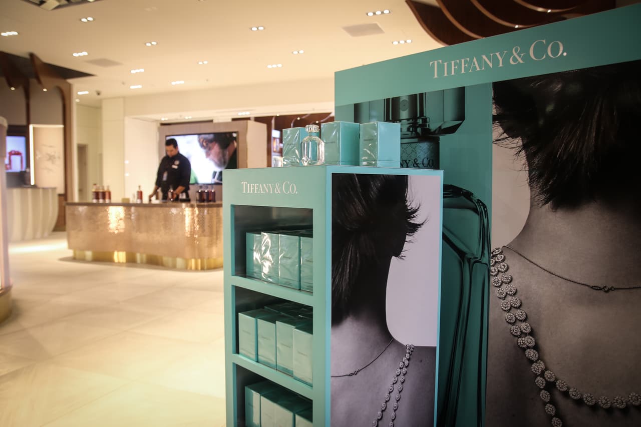 Múltiples marcas de lujo venden sus productos en la tienda, como Tiffany & Co., Estee Lauder, La Mer, Dior, Armani, Carolina Herrera, Calvin Klein y Hugo Boss.
