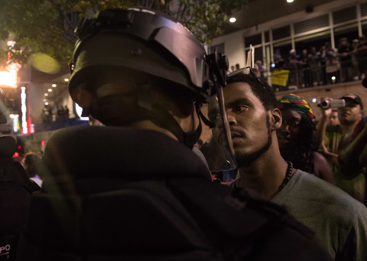 <b>Más muertes de afroestadounidenses.</b> Un manifestante reta a un policía durante una manifestación contra la brutalidad policial en Charlotte, Carolina del Norte, el 21 de septiembre. Fue al día siguiente de la muerte de Keith Lamont Scott, un manifestante que fue asesinado a tiros por un civil durante una segunda noche de disturbios en esa ciudad.