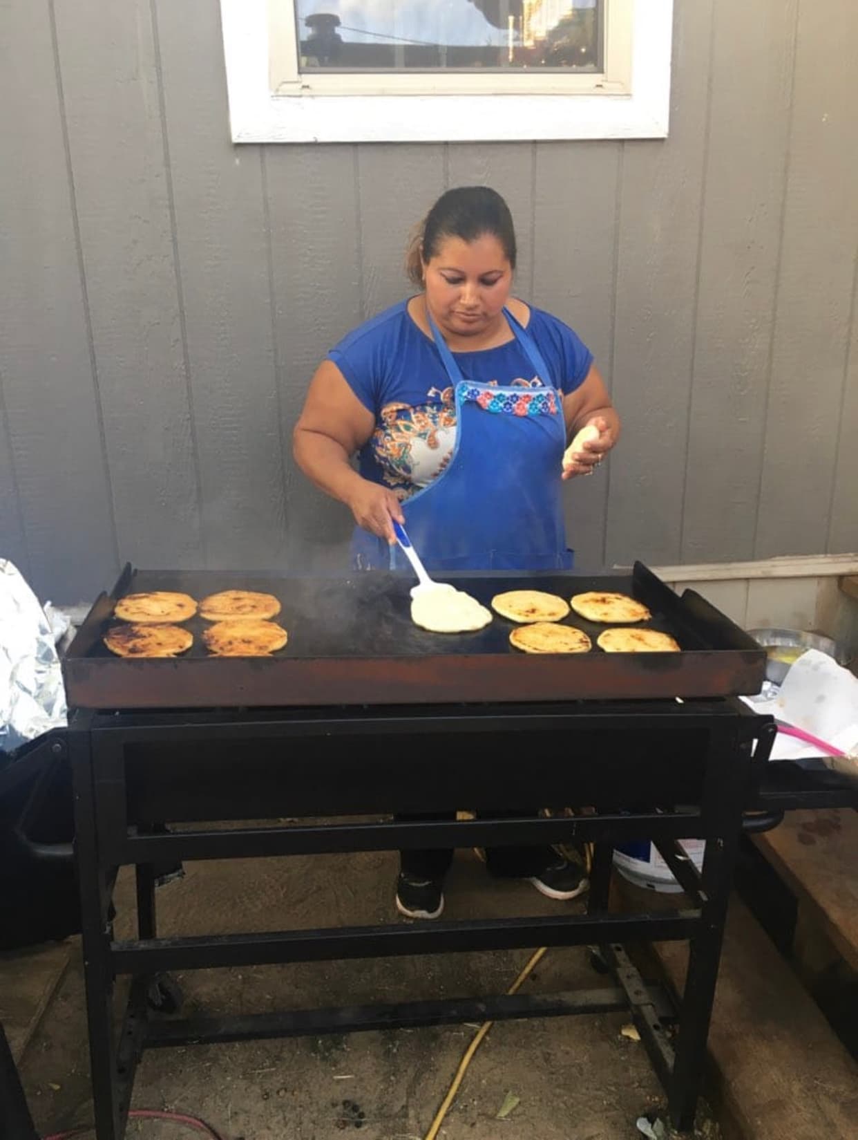 Roxana vende pupusas para sacar adelante a sus tres hijos y a su esposo que padece de cirrosis.