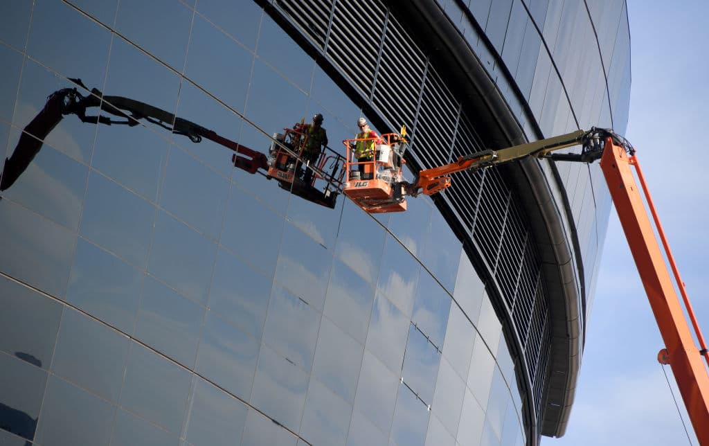 El Allegiant Stadium, nueva casa de Las Vegas Raiders, recibe los últimos detalles para ser estrenado la siguiente temporada de la NFL.