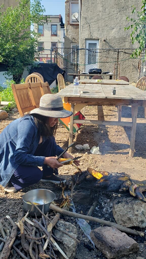 Desde el 2012 los residentes se han congregado para compartir inquietudes sobre el uso y futuro de la tierra del vecindario y sus experiencias con los desarrolladores. Haciendo un frente común a una de las epidemias que afecta a las comunidades de minoría en Filadelfia: la 
<b>gentrificación</b>. 
<br>