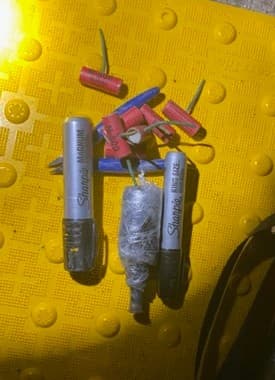 "No son sólo fuegos artificiales, son M80 que podrían haber causado graves lesiones. Nuestros oficiales los recuperaron esta noche de los alrededores de la 5ta y 8va Avenida después de dispersar a un gran grupo", dijo la policía.