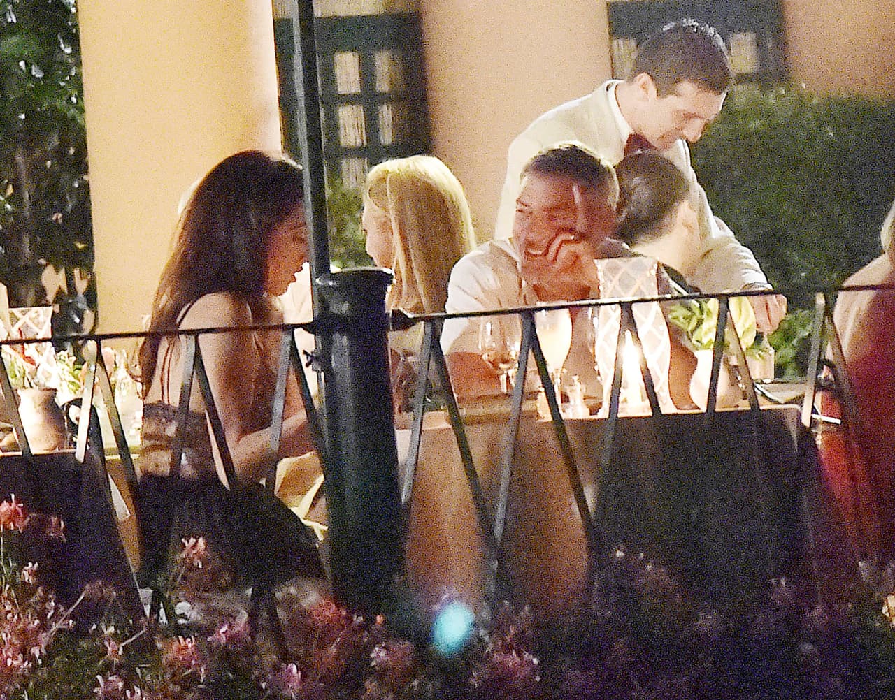 El actor no dejaba de contemplar la belleza de su mujer.