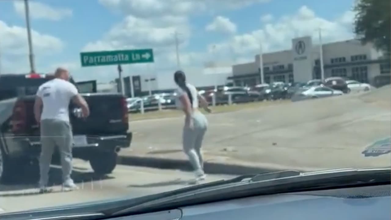 "La víctima (conductor del carro pequeño) se salió de la autopista en la calle Parramatta Lane y el conductor de la camioneta lo siguió. Luego ambos se detuvieron y el hombre que manejaba la camioneta se bajó, se acercó al otro y presuntamente lo agredió", se lee en un tuit del sheriff González.