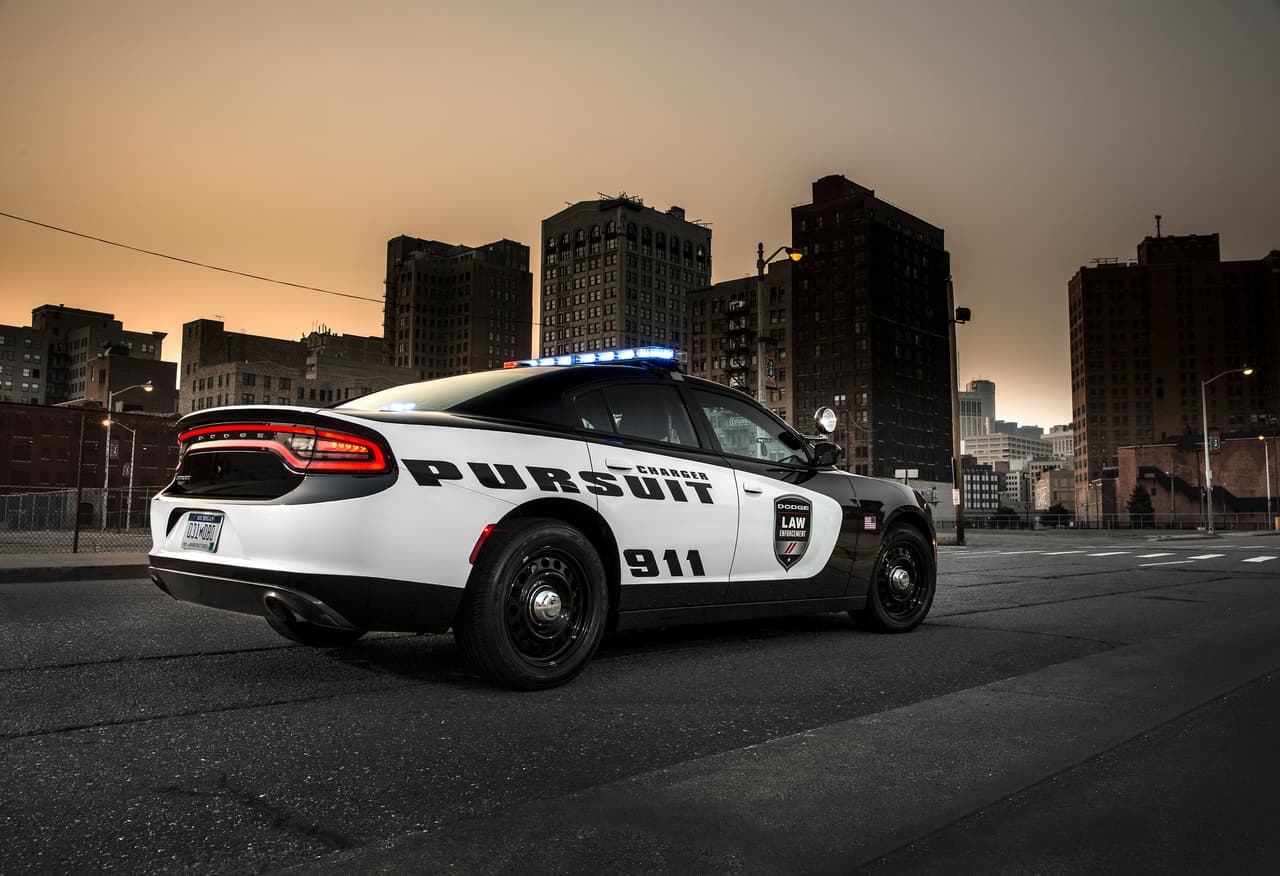 El Dodge Charger Pursuit 2018 ofrece por primera vez un nuevo sistema que previene que oficiales detenidos dentro de la unidad sean emboscados, advirtiéndoles cuando alguien se aproxima al vehículo.