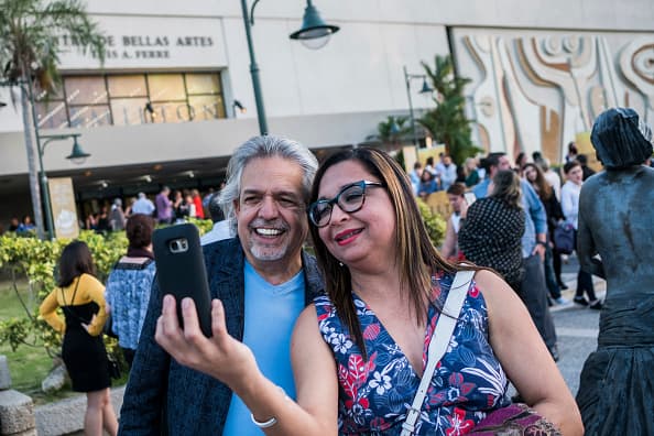 Luis Miranda, padre del dramaturgo y actor Lin-Manuel Miranda, se toma un selfie con una fan a la salida de la obra 'Hamilton' que se monta en San Juan.