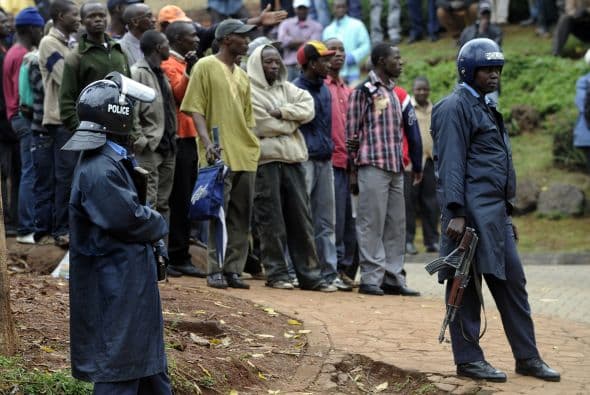 Al Shabab llevaba amenazando con atacar Kenia desde octubre de 2011, cuando tropas kenianas penetraron en Somalia para perseguir a ese grupo integrista, al que el Gobierno de Nairobi acusó de varios secuestros cometidos en su territorio.