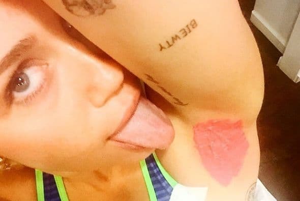 Miley se divierte haciendo locuras, parece que madurar le ha costado demasiado.