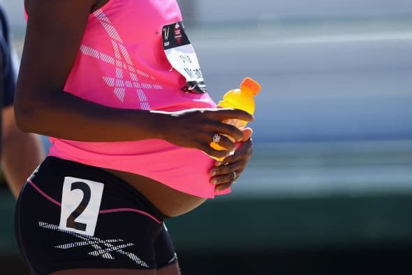 Alysia Montaño, una atleta de carreras de media distancia, corrió 800 metros durante el campeonato nacional de atletismo de Estados Unidos con 8 meses de embarazo.
