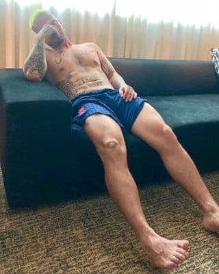 Curiosamente, su fiebre por tatuarse aún no ha llegado a sus extremidades inferiores... Excepto en una ocasión.