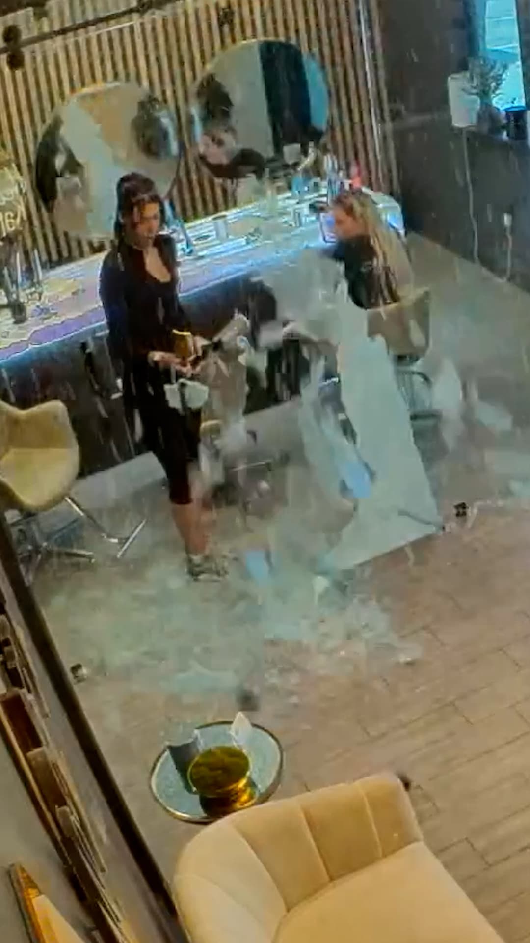 Primer día de trabajo terminó en susto: Puerta de vidrio estalla mientras empleada cierra un salón en Texas