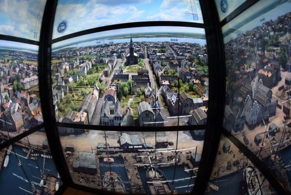 Esta vista es observada a través de un ascensor que va del piso 100 al 102.
