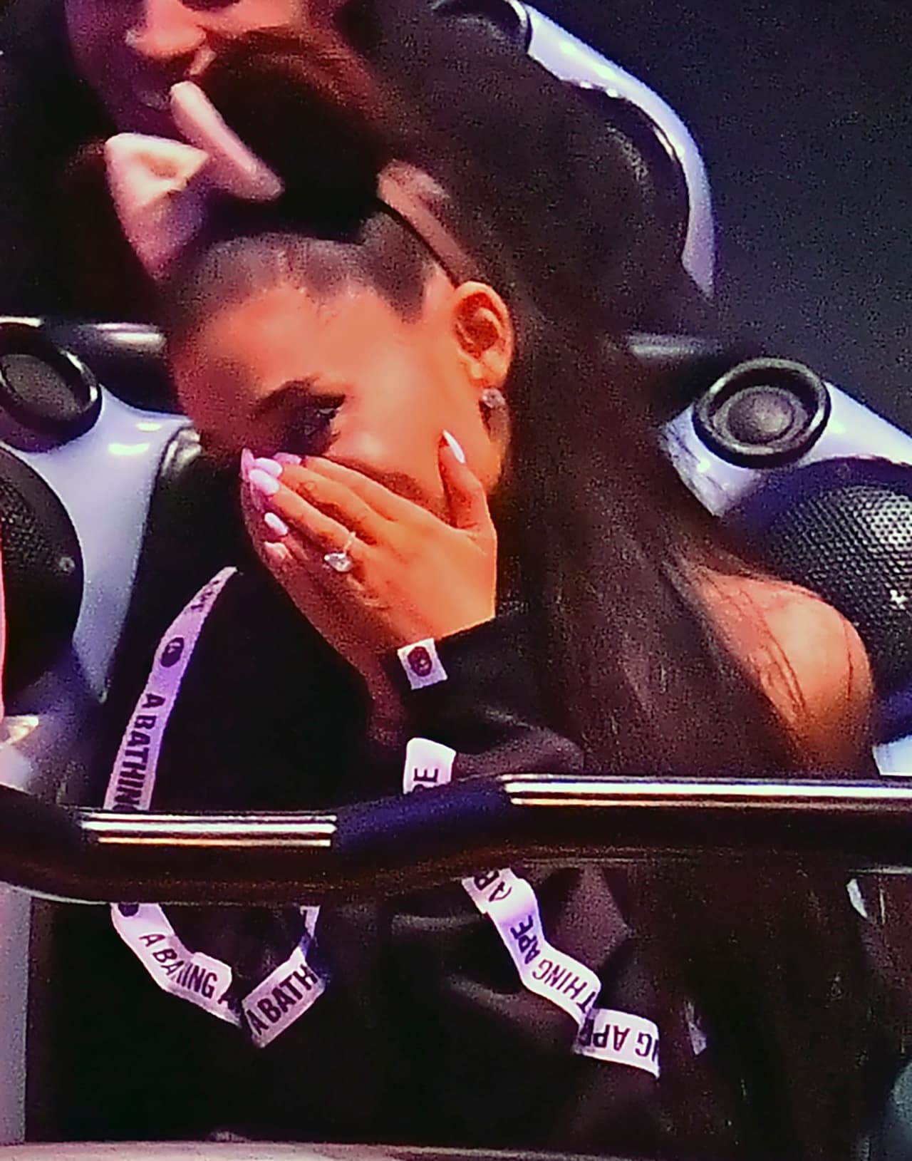 Ariana lució su enorme joya en una salida por un parque de atracciones, a la que fueron con un grupo de amigos.